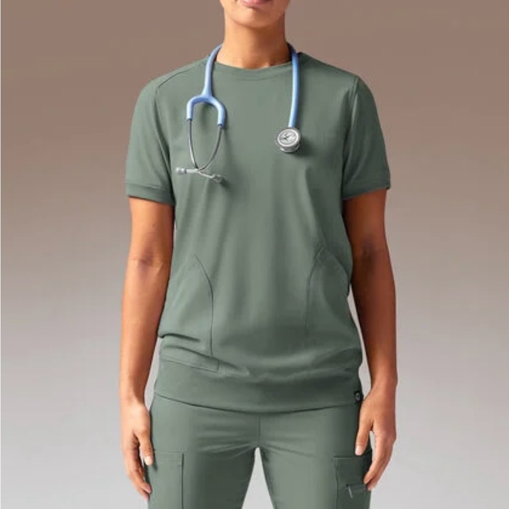 NWT Sporty scrub too size S-XS